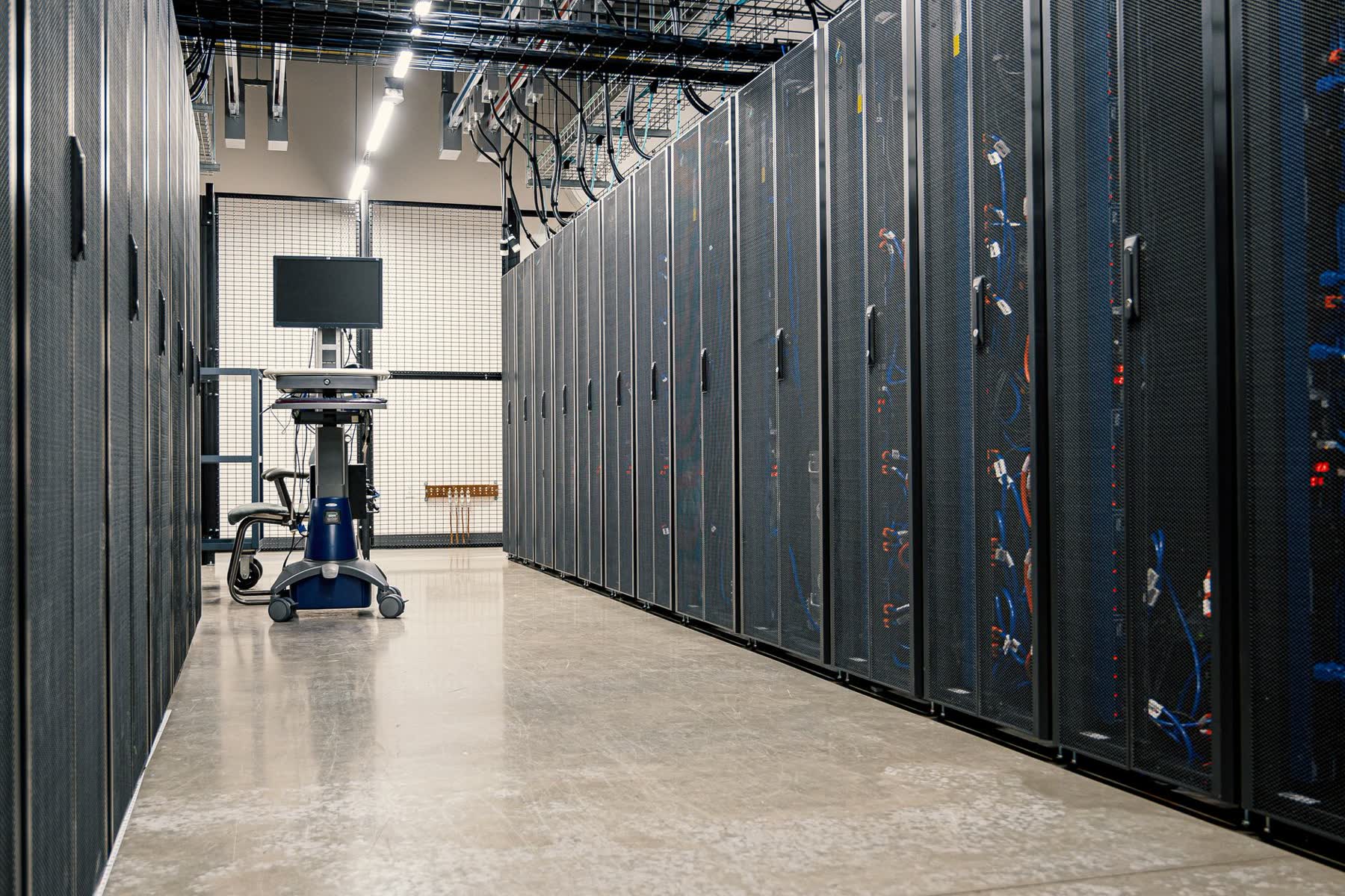 Corredor de um data center com racks de servidores