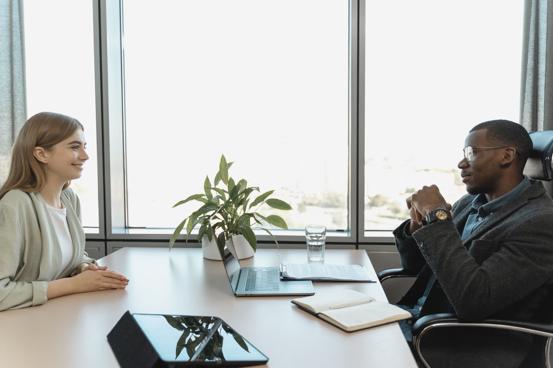 Entrevista de emprego entre duas pessoas em um escritório claro
